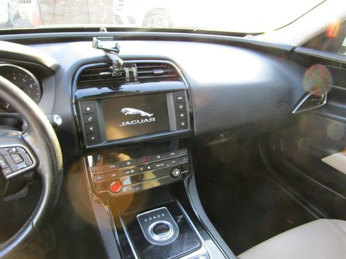 Used 2018 Jaguar XE image 7