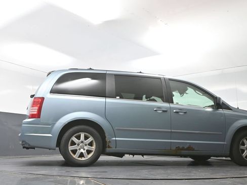 Used 2009 Chrysler Town & Country Touring w/ Family Value Group FWD image 30