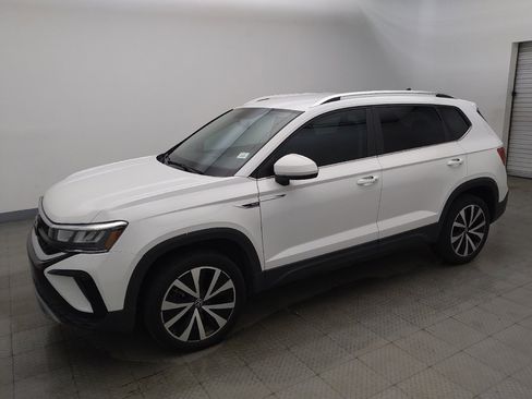 Used 2022 Volkswagen Taos SE FWD image 2
