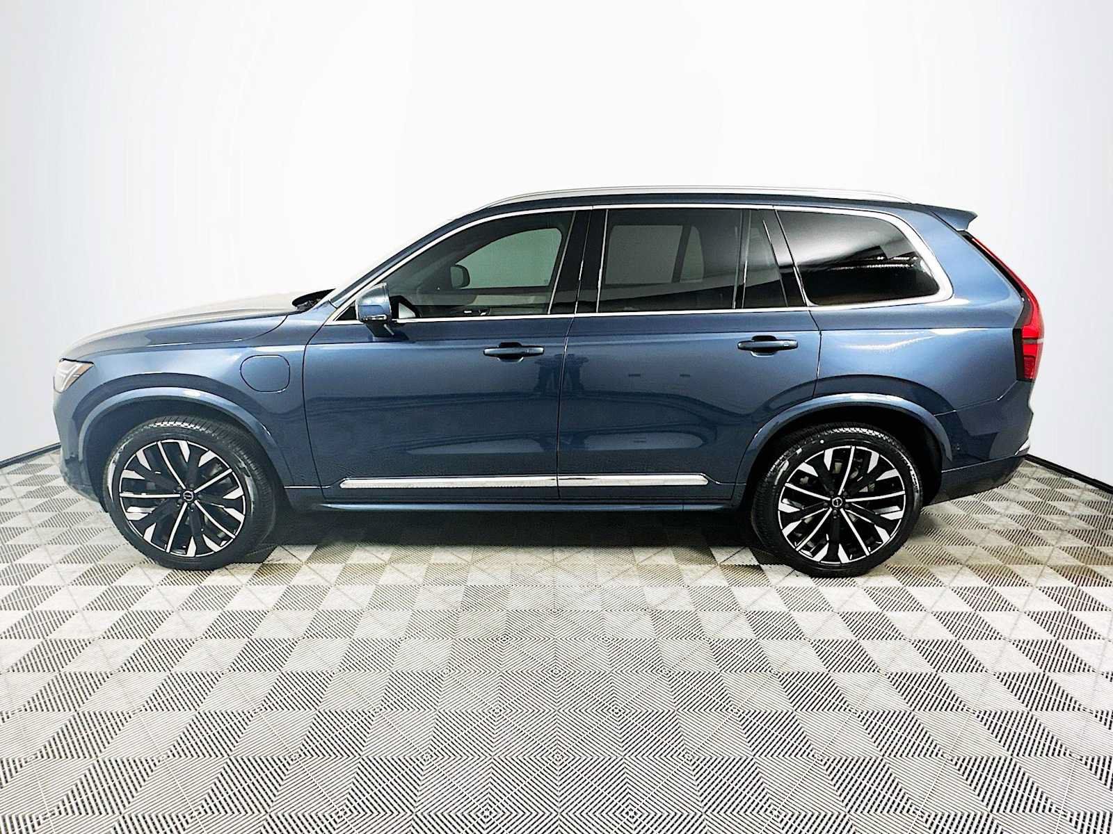 New 2026 Volvo XC90 T8 Plus w/ Protection Package Premier AWD/4WD image 4