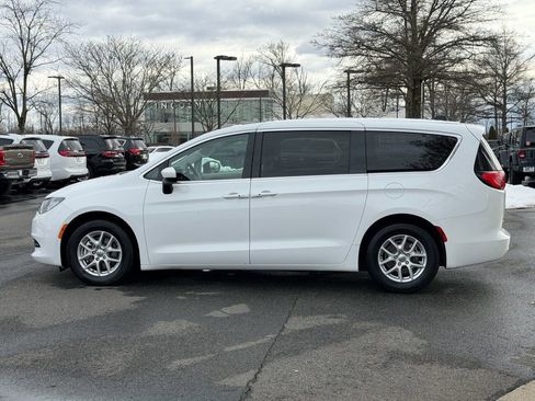 Certified 2022 Chrysler Voyager LX image 10