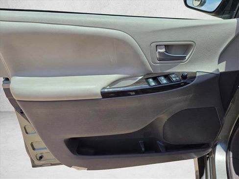 Used 2019 Toyota Sienna XLE w/ XLE Navigation Package FWD image 8