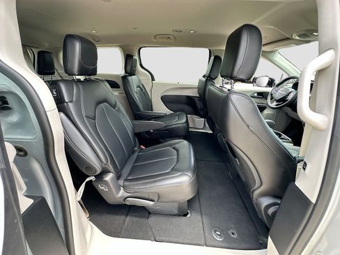 Used 2024 Chrysler Pacifica Touring-L FWD image 25
