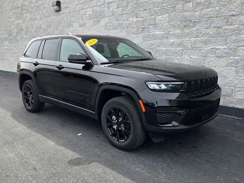 Used 2024 Jeep Grand Cherokee Altitude AWD/4WD image 7