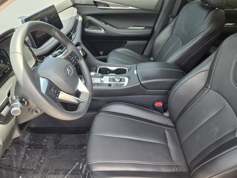 Used 2025 INFINITI QX60 Luxe w/ Vision Package FWD image 3
