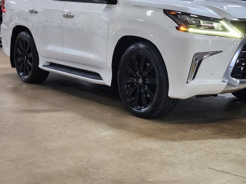 Used 2021 Lexus LX 570 4WD w/ Luxury Package image 16