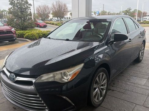 Used 2017 Toyota Camry XLE image 2