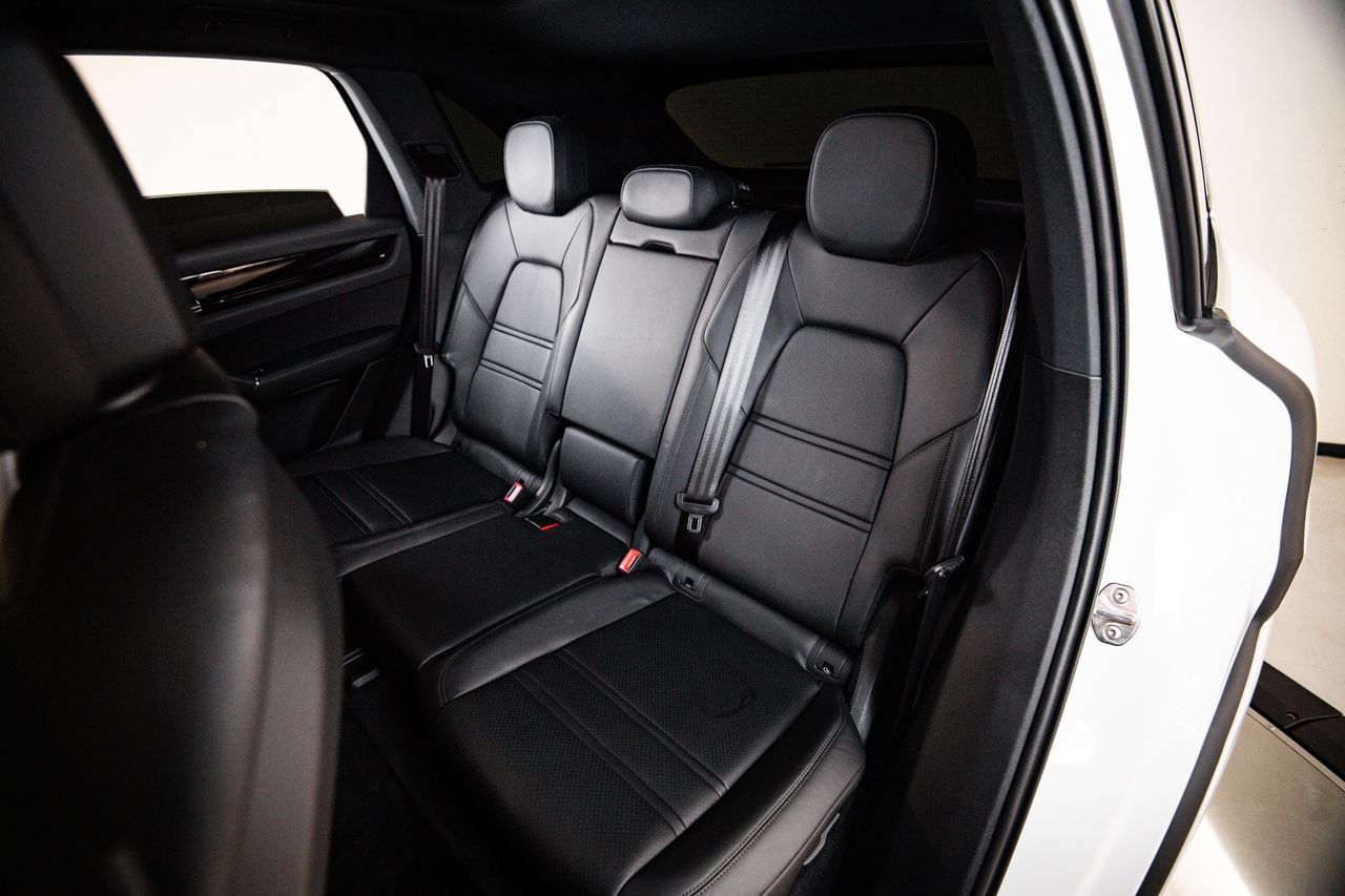 Certified 2023 Porsche Cayenne AWD/4WD image 24