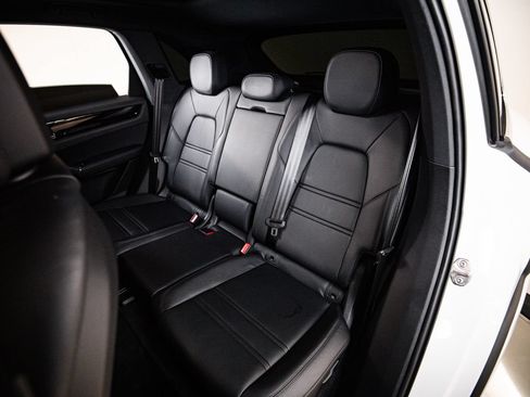 Certified 2023 Porsche Cayenne AWD/4WD image 24