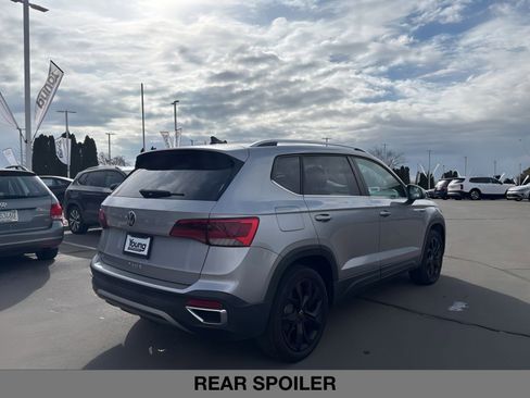 Used 2022 Volkswagen Taos SE w/ Panoramic Sunroof Package image 4
