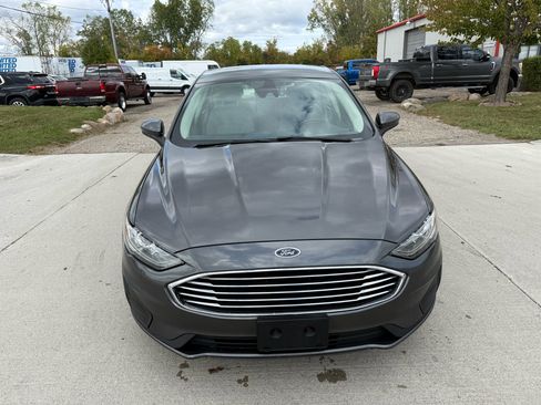 Used 2019 Ford Fusion SE image 2