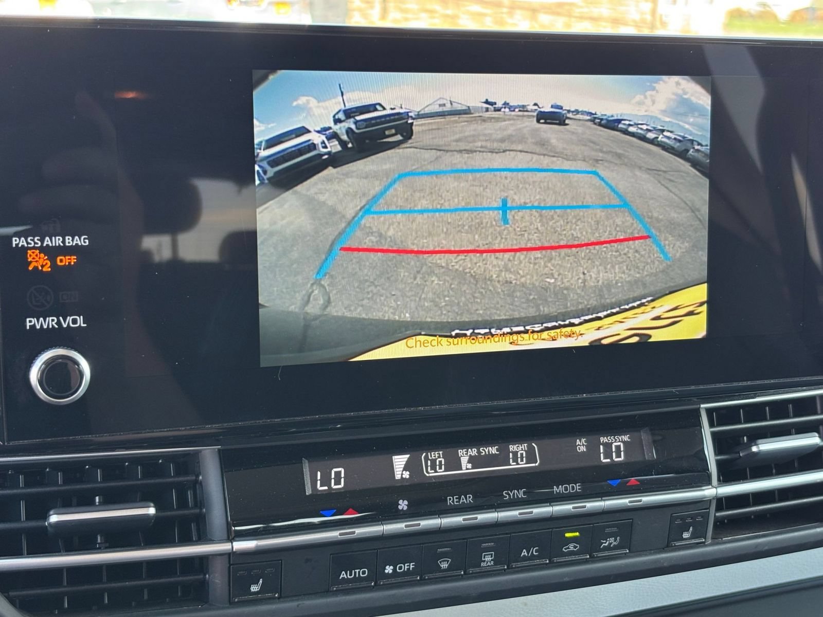 Used 2025 Toyota Sienna XLE FWD image 25
