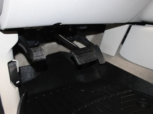 Used 2011 Chevrolet Avalanche LTZ image 6