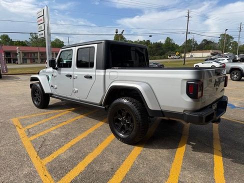 Used 2022 Jeep Gladiator Sport image 10
