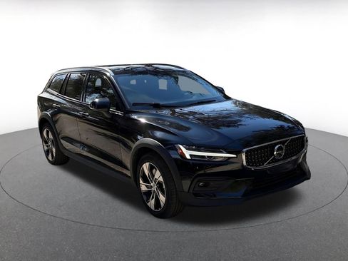 Used 2025 Volvo V60 B5 Cross Country Plus image 1