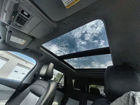 Used 2023 Ford Explorer XLT w/ Equipment Group 202A AWD/4WD image 30