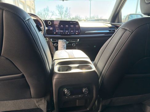 Used 2024 Chevrolet Traverse RS image 12