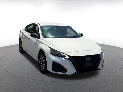 Used 2025 Nissan Altima 2.5 SV FWD image 2