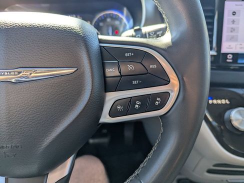 Used 2023 Chrysler Pacifica Touring-L FWD image 26