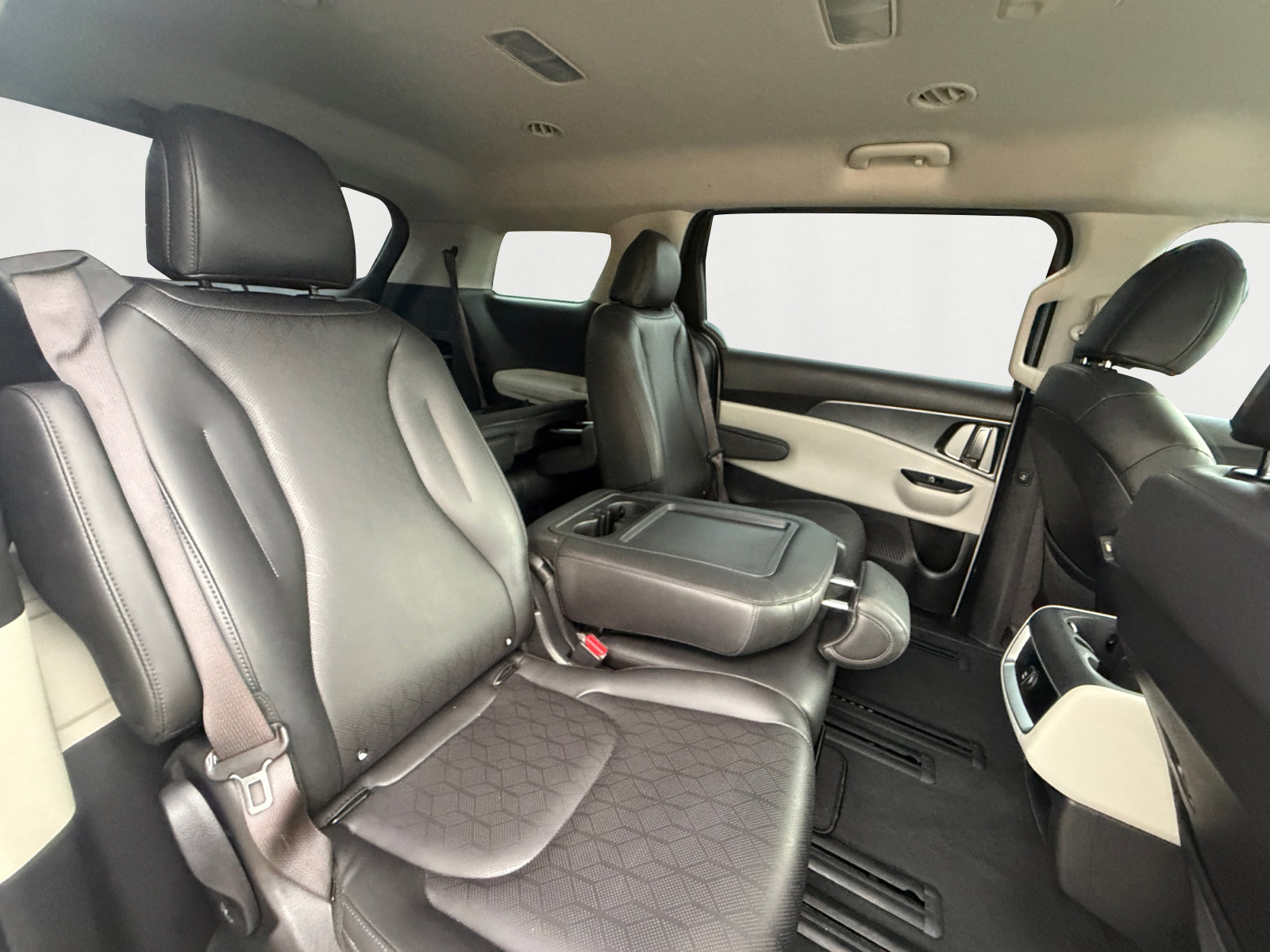 Used 2023 Kia Carnival LX FWD image 18