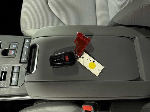 Used 2022 Toyota Highlander LE image 32