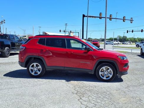 Used 2024 Jeep Compass Latitude AWD/4WD image 2
