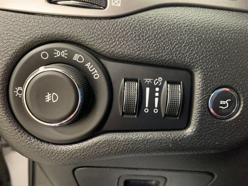 Used 2019 Jeep Cherokee Limited AWD/4WD image 14