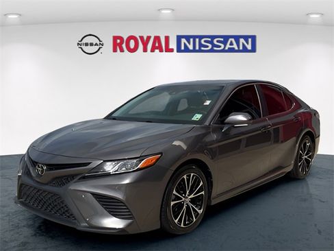 Used 2018 Toyota Camry SE w/ Convenience Package image 3