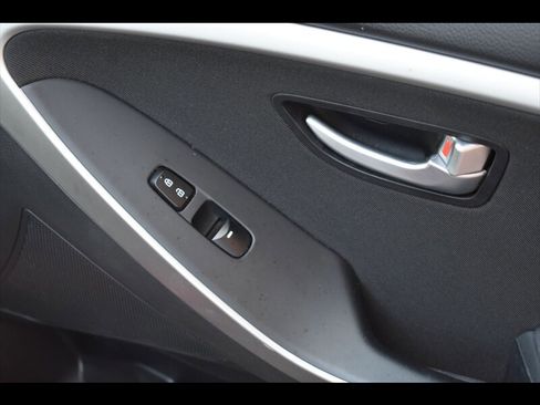 Used 2016 Hyundai Elantra GT image 32