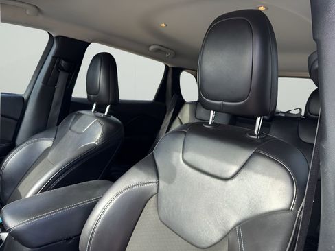 Used 2020 Jeep Cherokee Latitude Plus image 11