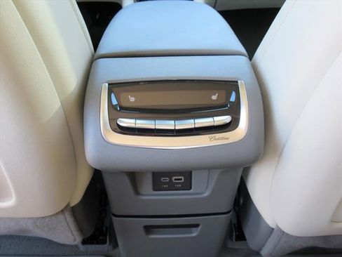 Used 2023 Cadillac XT6 Premium Luxury image 31