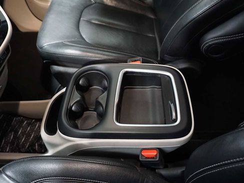 Used 2022 Chrysler Pacifica Touring-L image 20