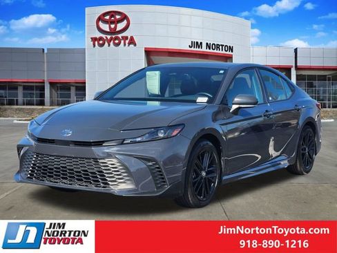 Used 2025 Toyota Camry SE FWD image 3