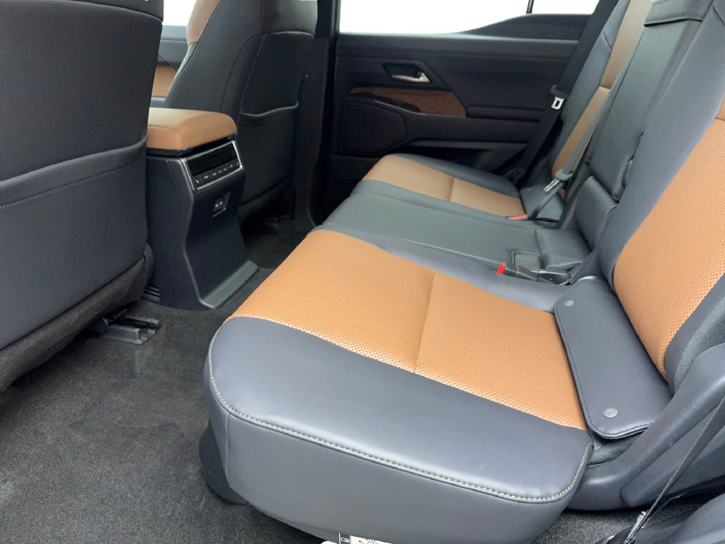 Used 2025 Lexus GX 550 w/ Accessory Package (2T) AWD/4WD image 35