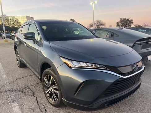 Used 2021 Toyota Venza LE image 3