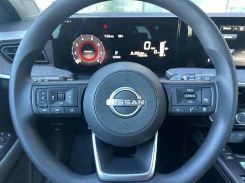 Used 2025 Nissan Kicks SV AWD/4WD image 24