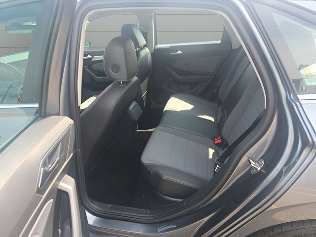 Used 2025 Volkswagen Jetta SE FWD image 9
