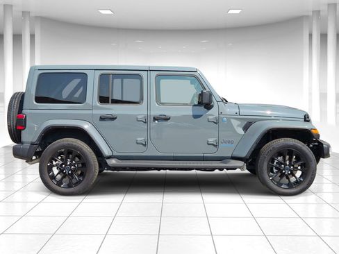 Used 2025 Jeep Wrangler Unlimited Sahara AWD/4WD image 2