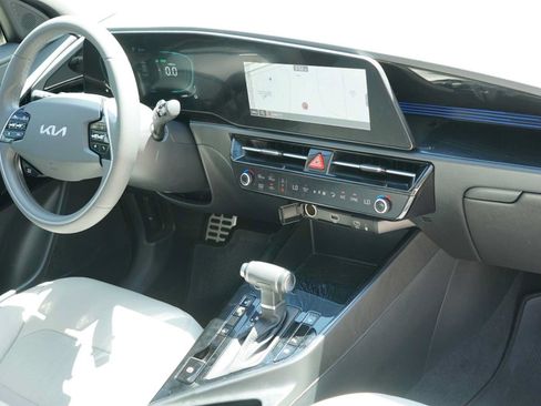 Certified 2024 Kia Niro EX Touring FWD image 23