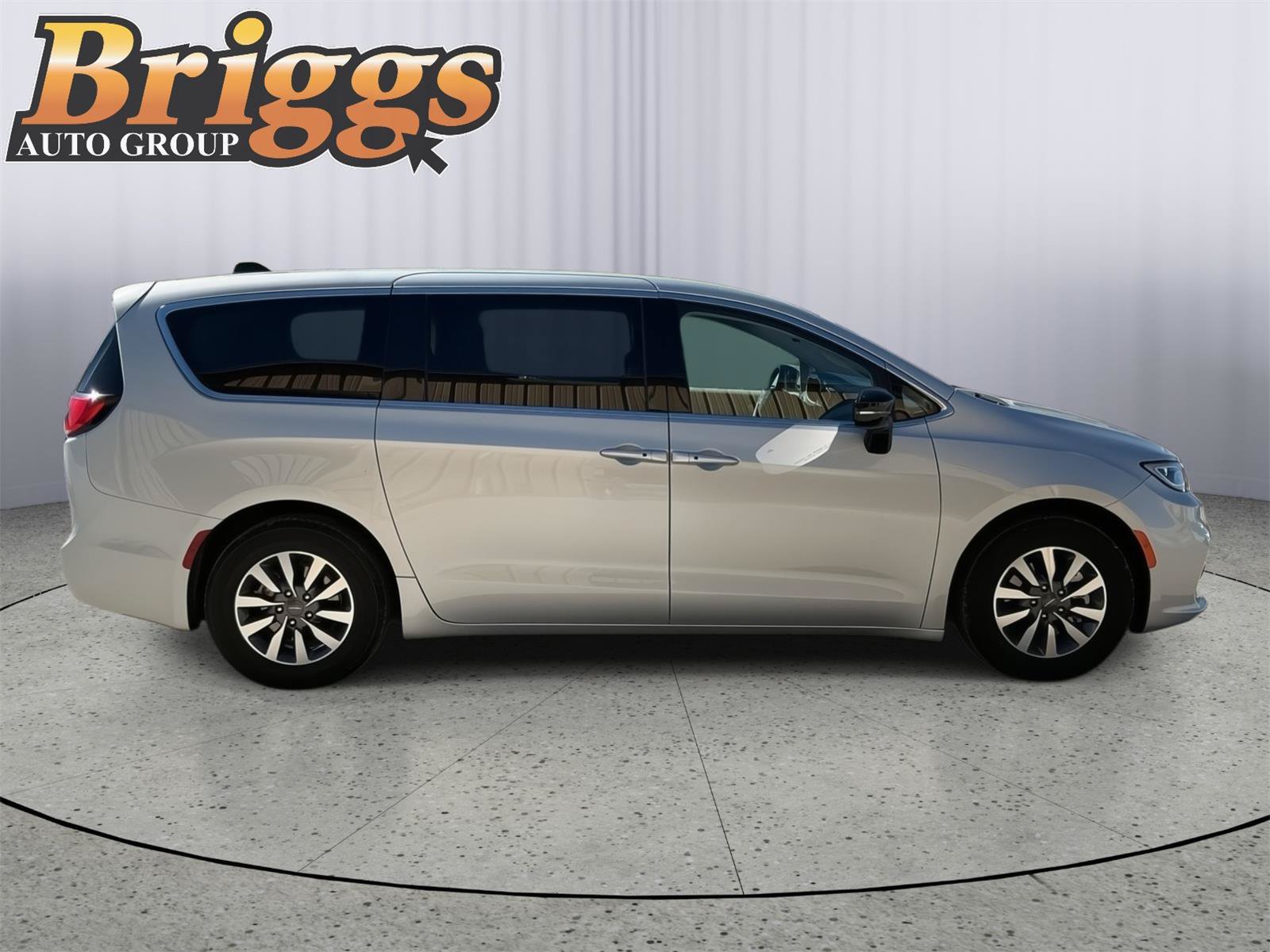 Used 2024 Chrysler Pacifica Limited FWD image 6