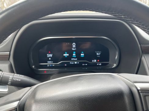 Used 2024 Chevrolet Suburban LT image 8