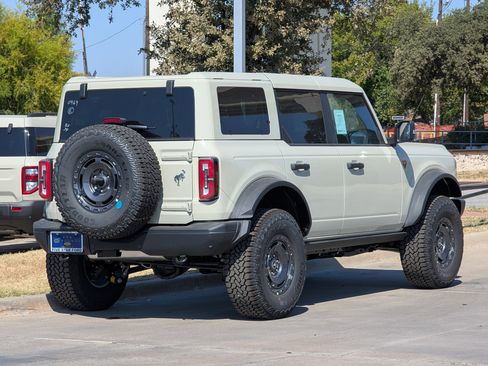 New 2025 Ford Bronco Badlands image 3
