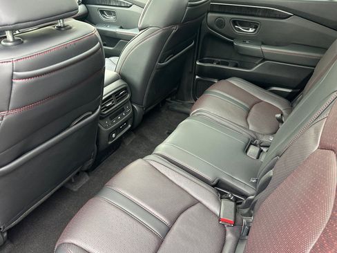 Used 2025 Honda Pilot Black Edition image 13
