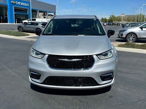Used 2024 Chrysler Pacifica Touring-L FWD image 29