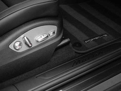 Used 2025 Porsche Macan image 18