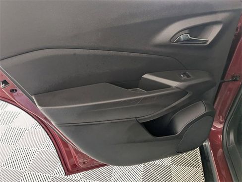 Certified 2025 Chevrolet Trax LT w/ LT Convenience Package image 26