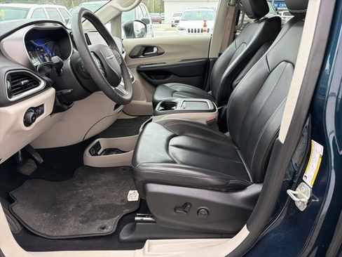 Used 2023 Chrysler Pacifica Touring-L image 12