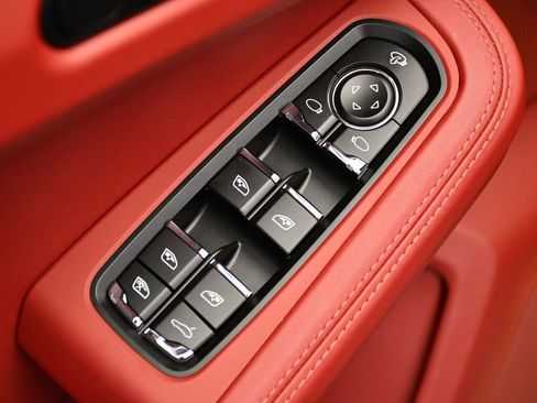 Certified 2026 Porsche Macan AWD/4WD image 38