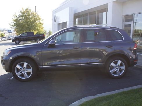 Used 2012 Volkswagen Touareg TDI image 8