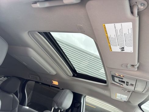 Used 2026 Toyota Sienna XLE FWD image 18
